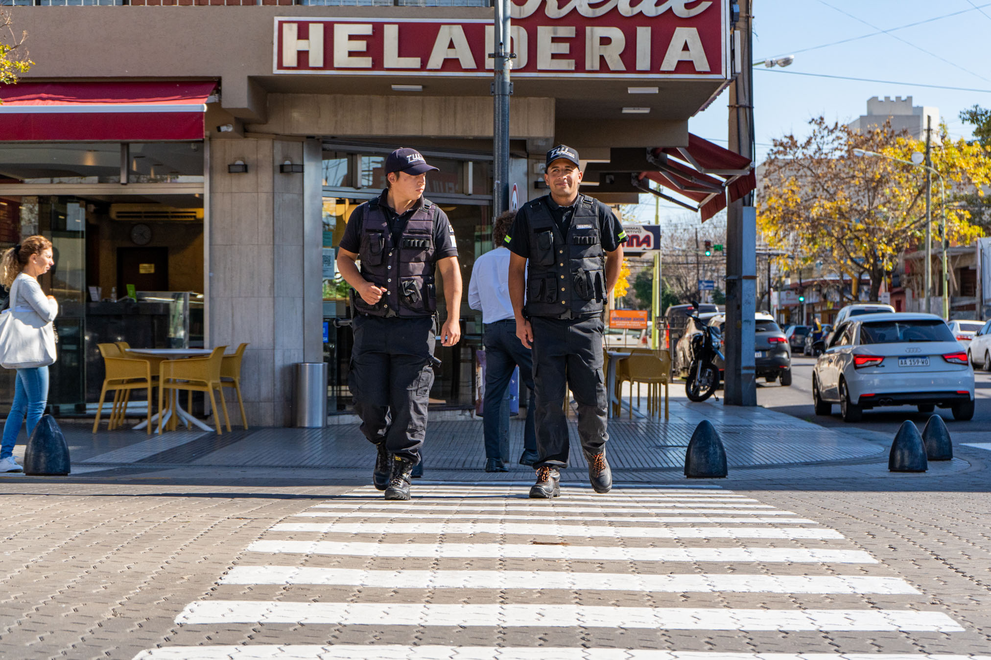 moniguotes de seguridad paseando por avenida Rocca