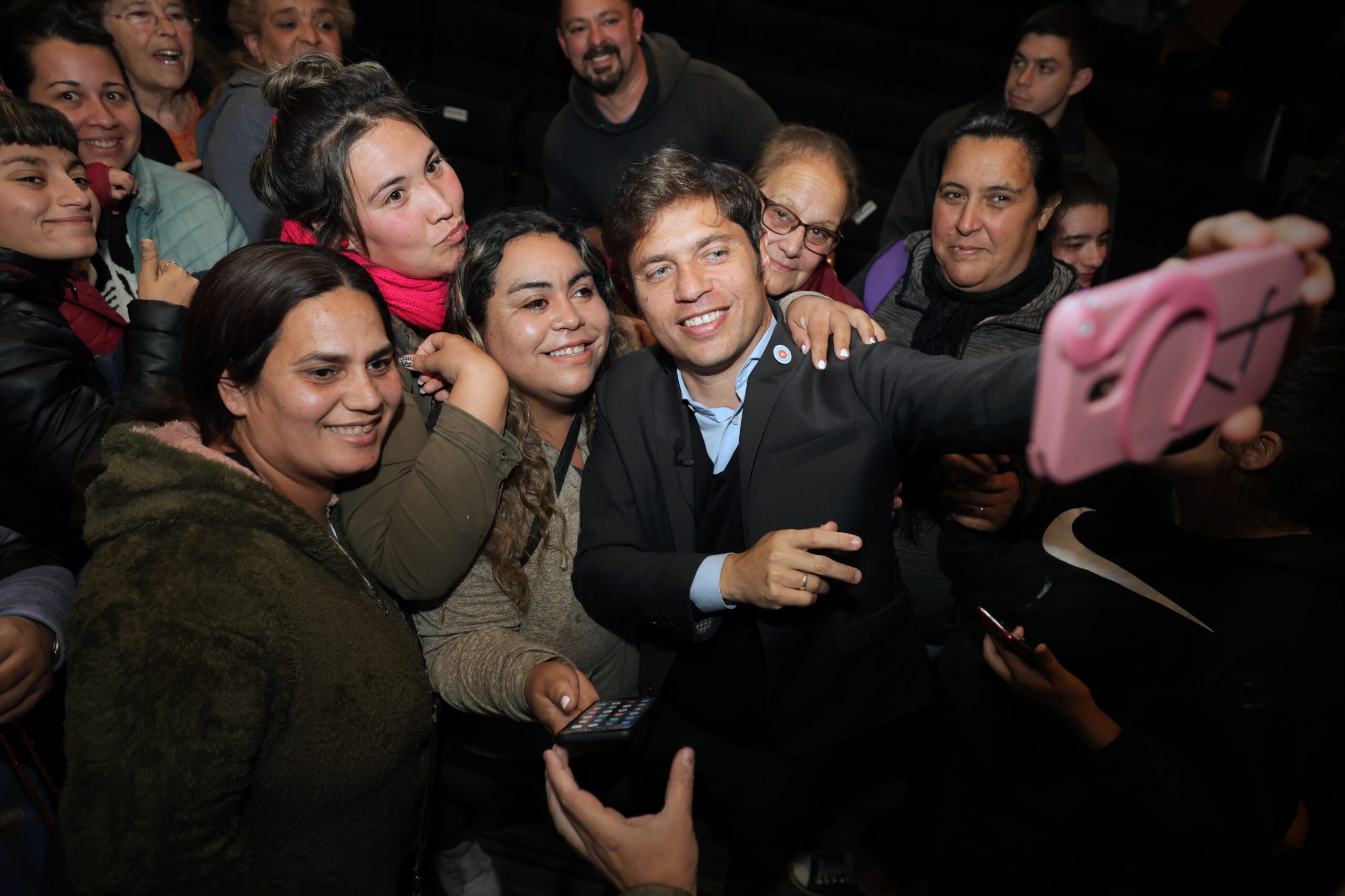 Kicillof versión rockstar rodeado de groupies