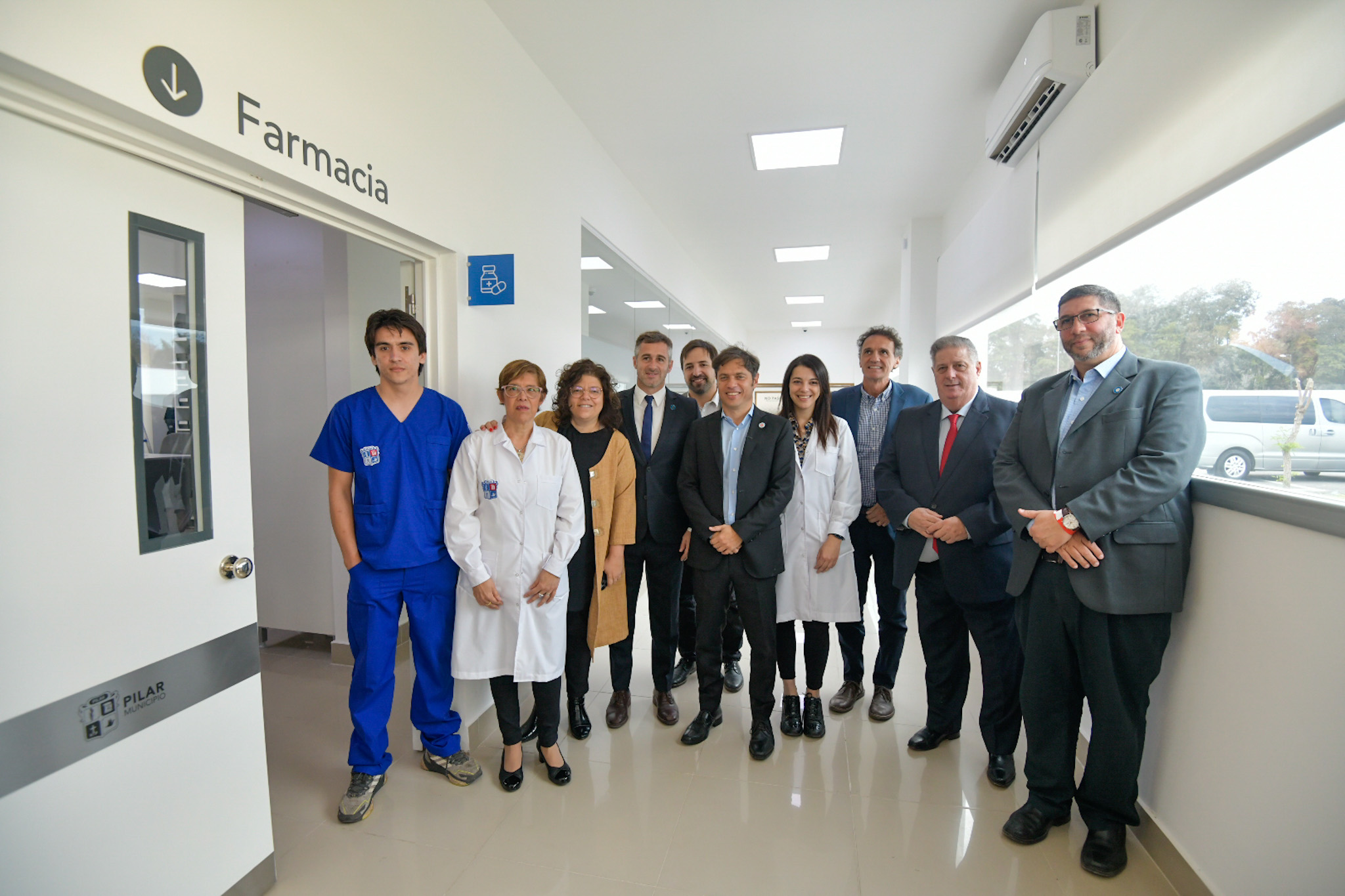 El gobernador y personal inaugurando el Hospital Central de Pilar