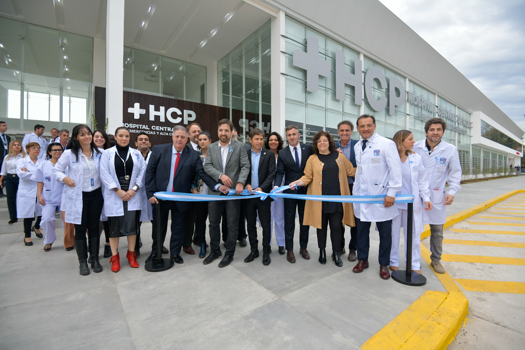 El gobernador y su crew inaugurando el Hospital Central de Pilar