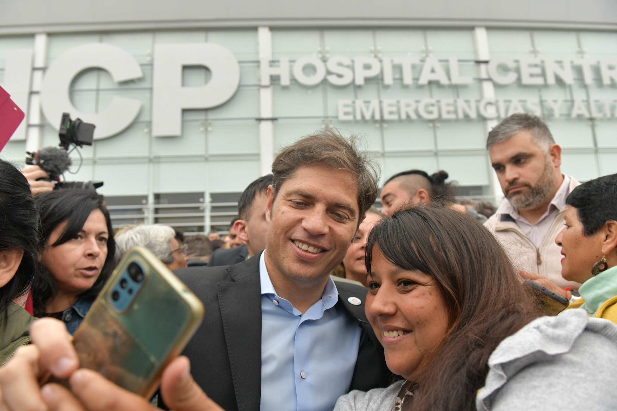 Selfies con militantes durante la inugauración del Holpital Central de Pilar