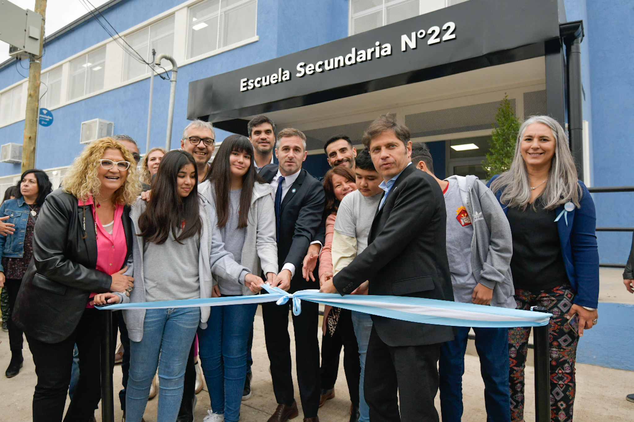 Cortando el listón de inauguración del edificio escolar número 160