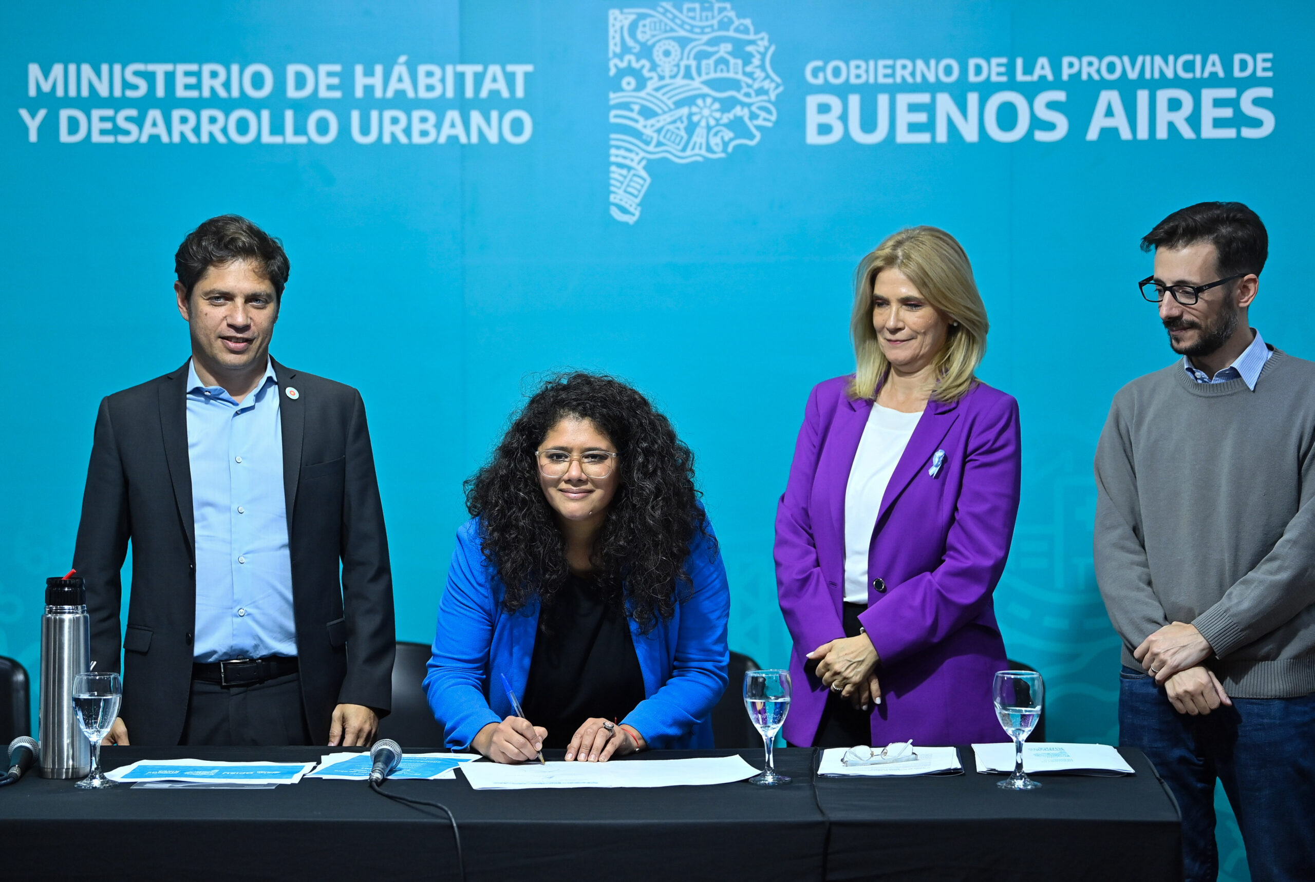 políticos en conferencia de prensa