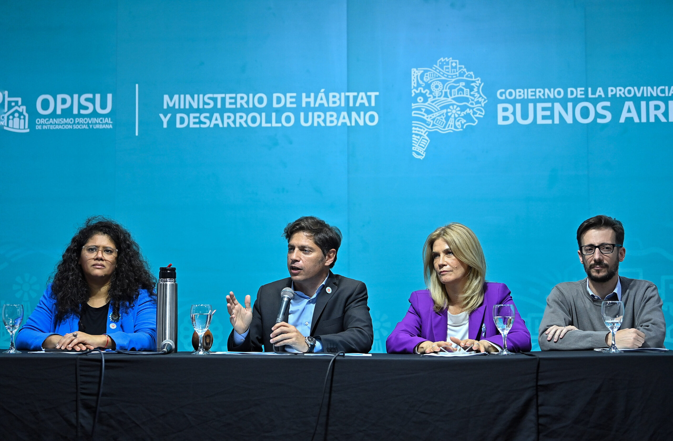 políticos en conferencia de prensa