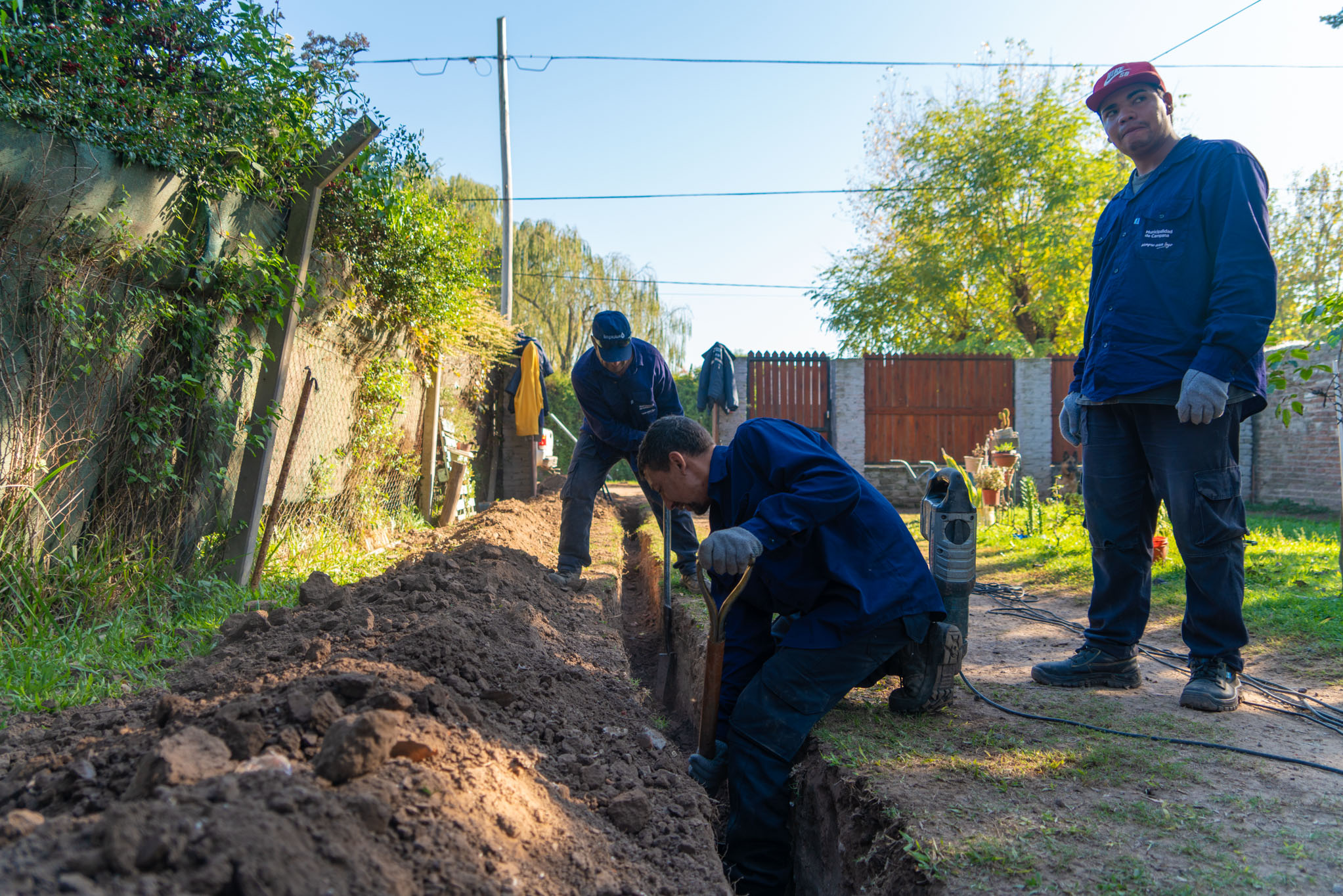 trabajadores haciendo pozos