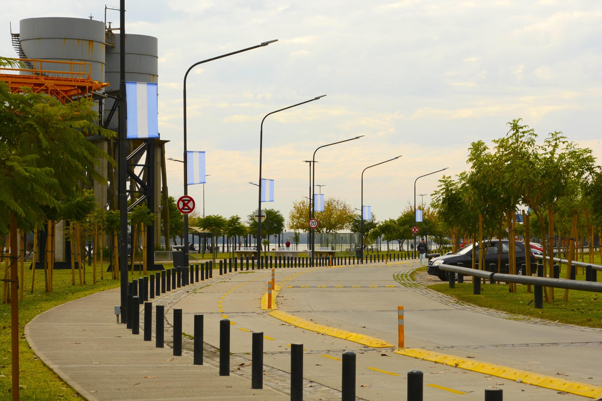 La costanera con banderas nuevas