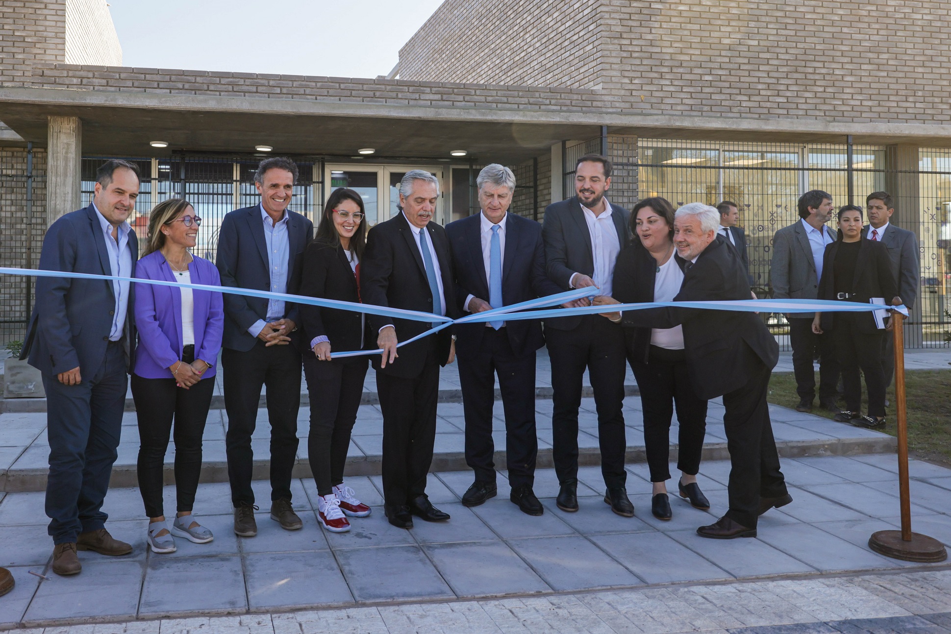 Cortando la cinta de inauguración