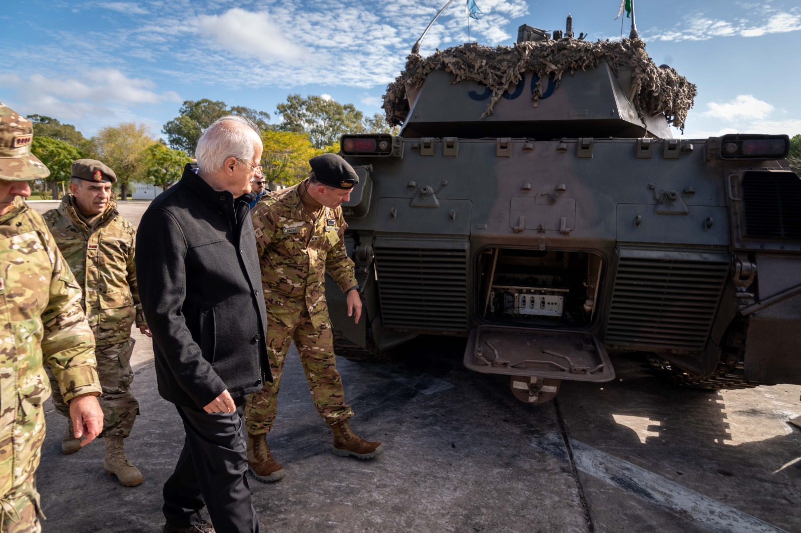 Taiana y militares haciendo inspección visual de tanque