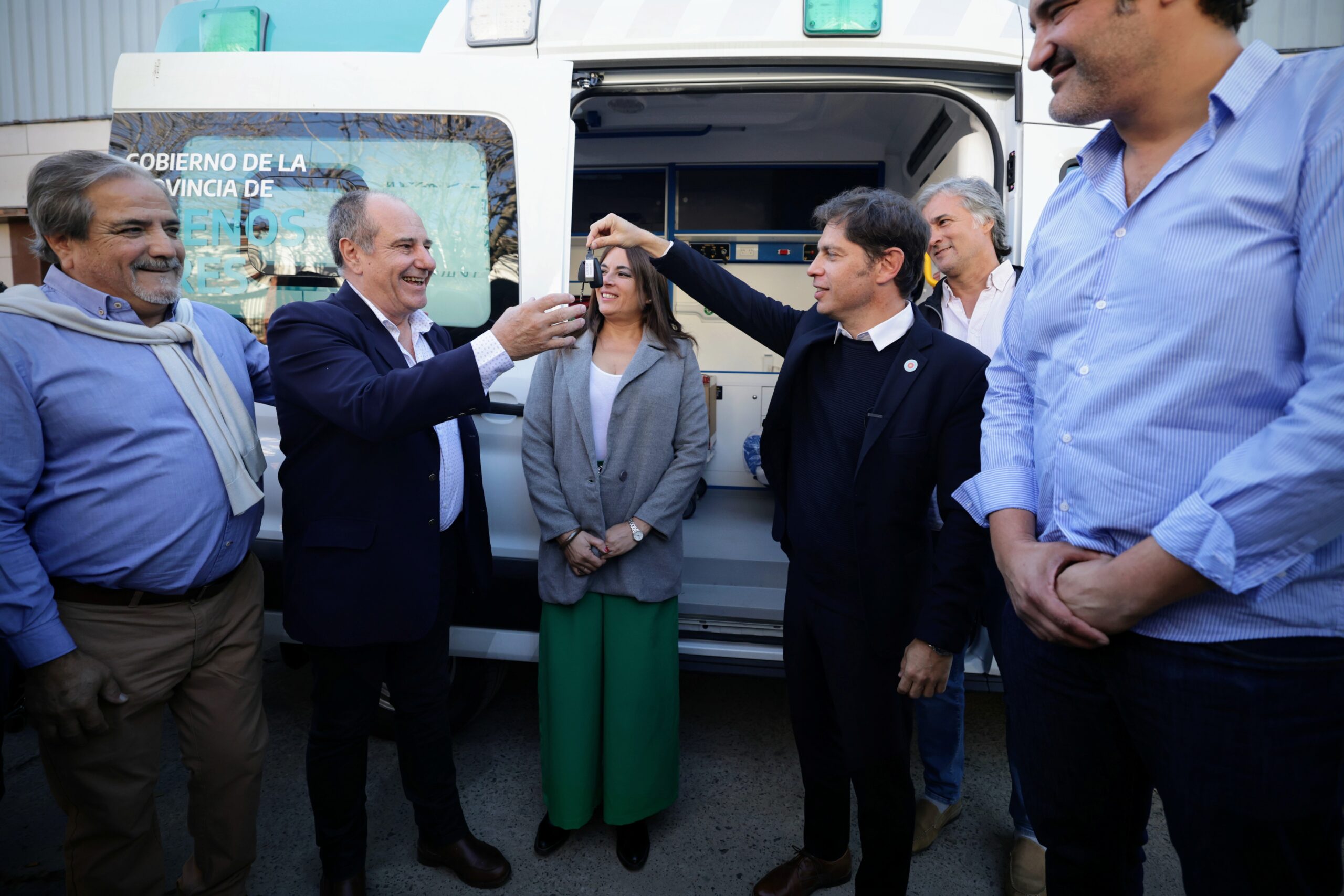 Kicillof entregando llave de ambulancia