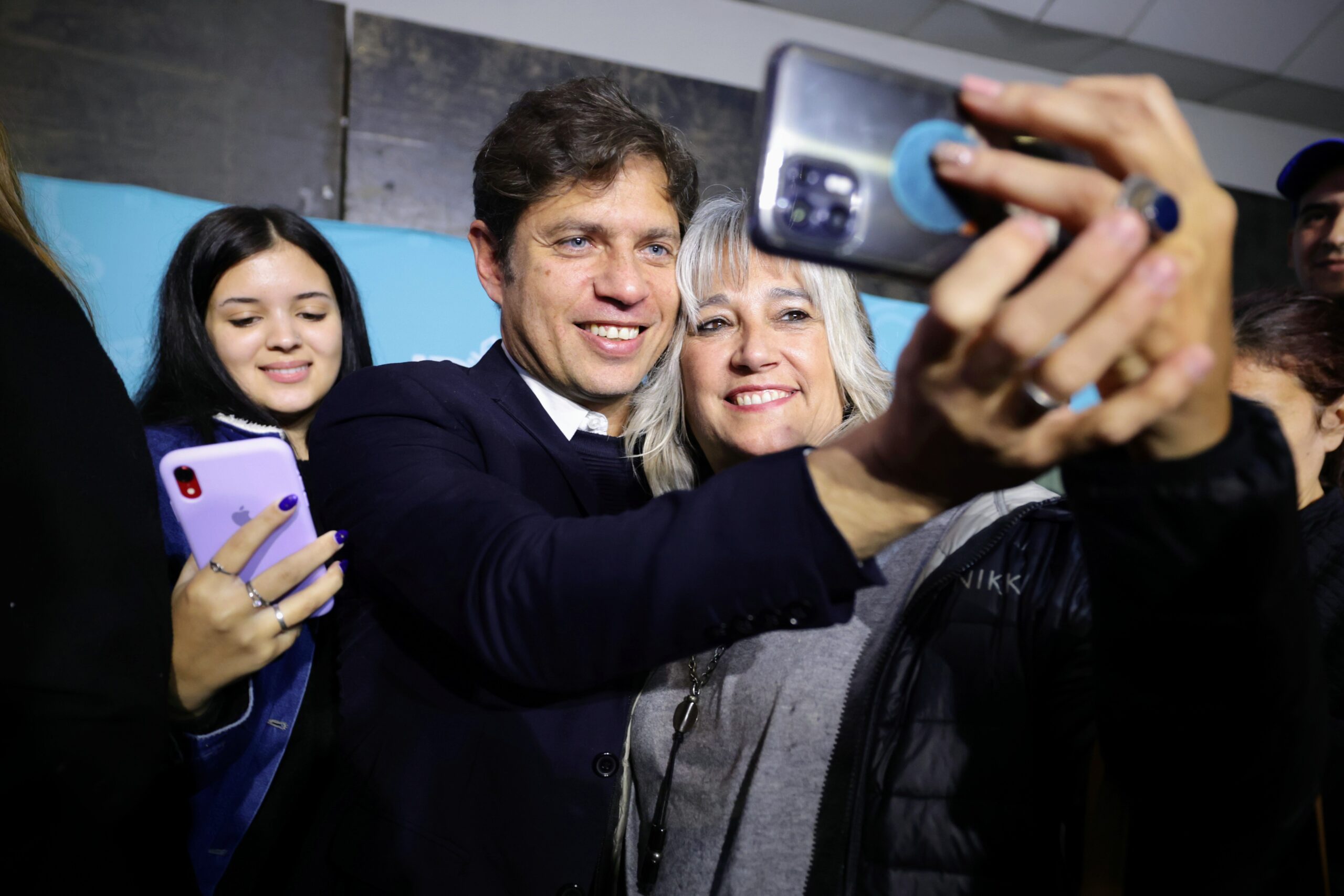 Kicillof sacándose selfies con las groupies