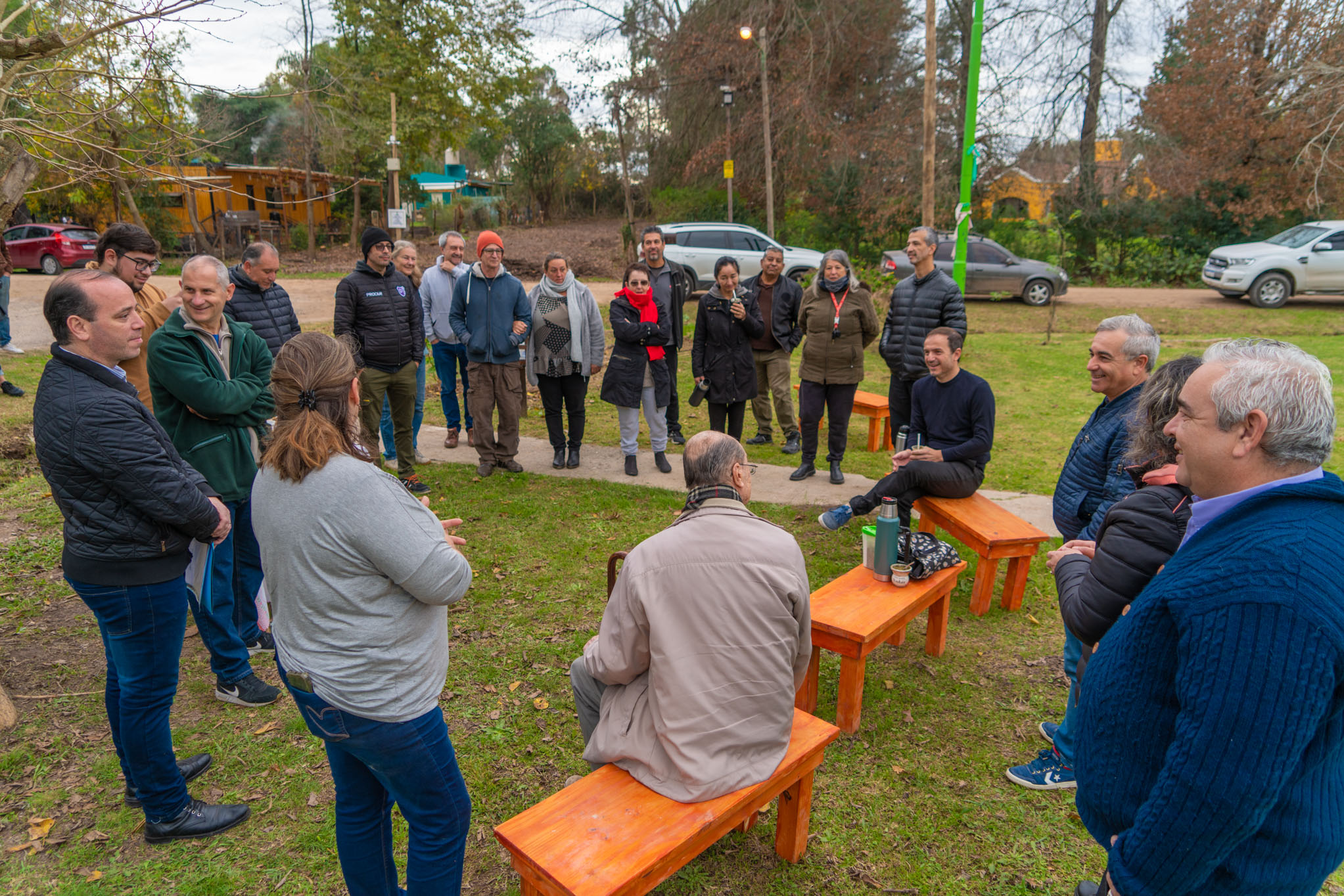 El intendente y su comitiva dialogando con los vecinos en la plaza del barrio