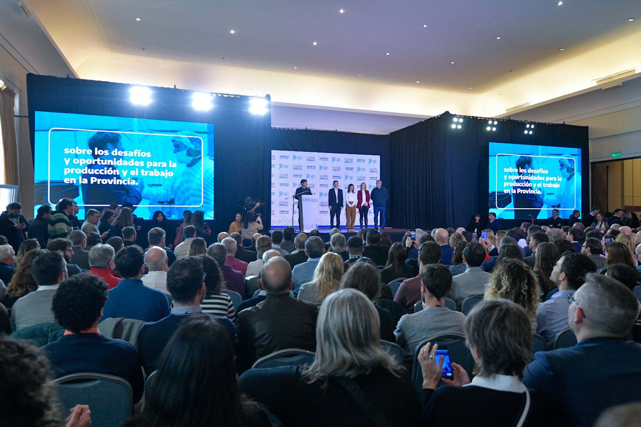 Kicillof haciendo de orador ante los presentes