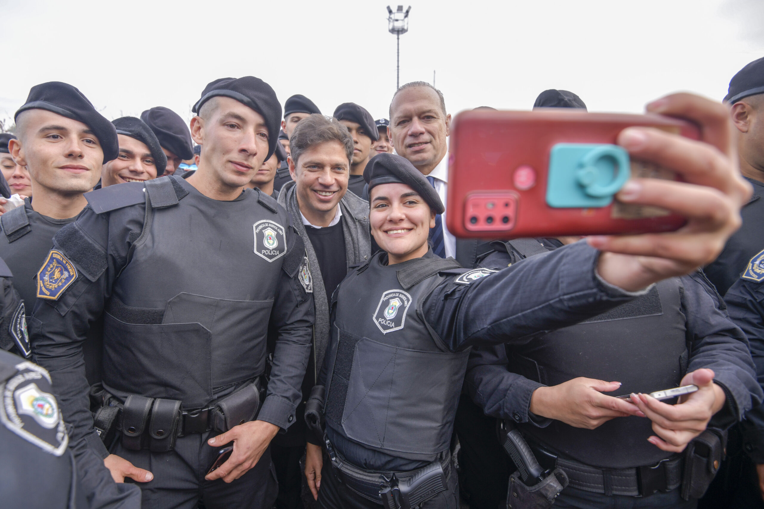 selfie de los nuevos botones con el gobernador y el ministro de seguridad más inútil que tuvo la provincia de Buenos Aires