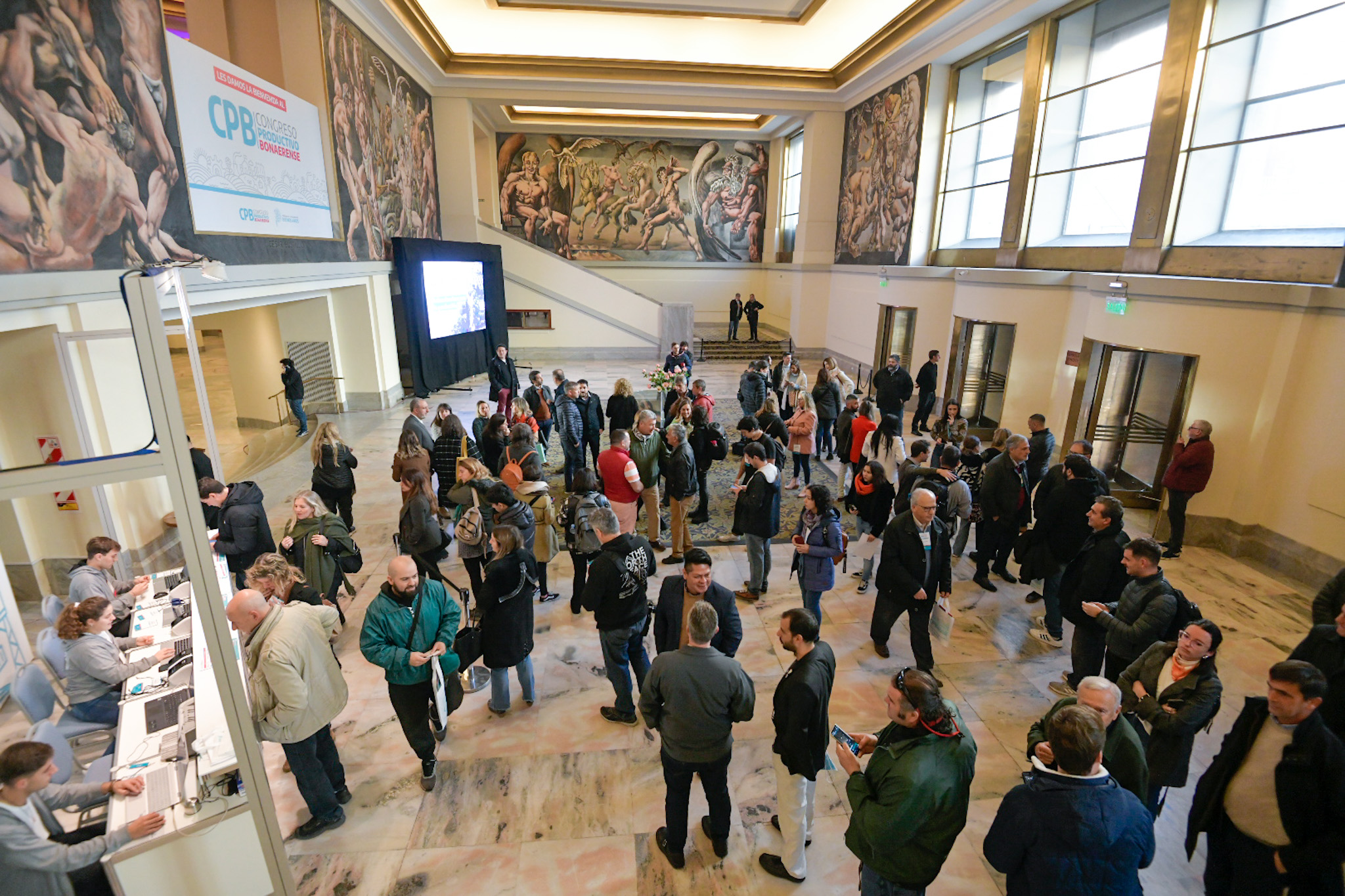 Panorámica del salón de ingreso donde se aprecia las personas que acudieron a la charla