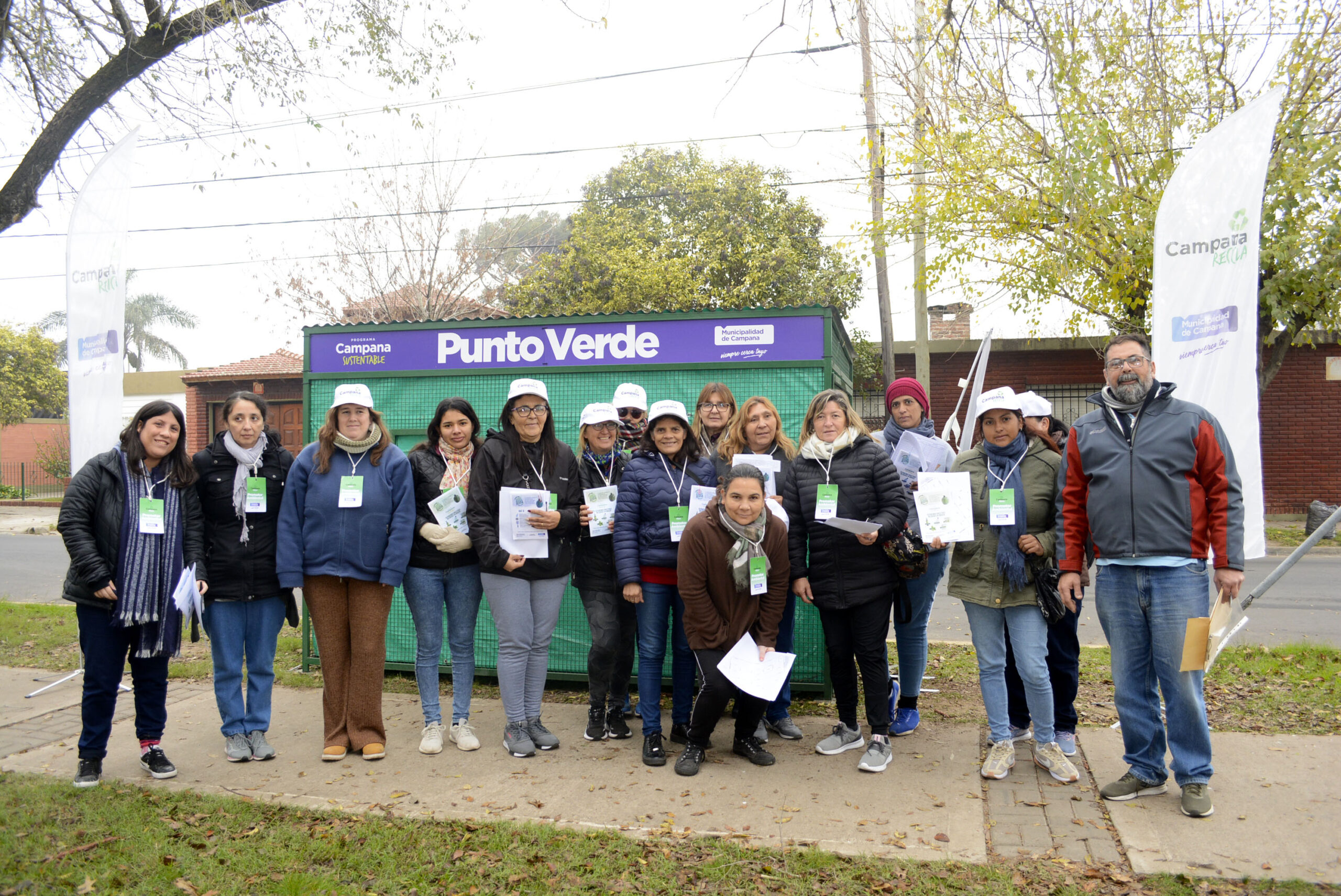 Imagen del nuevo punto verde y militantes posando frente a él