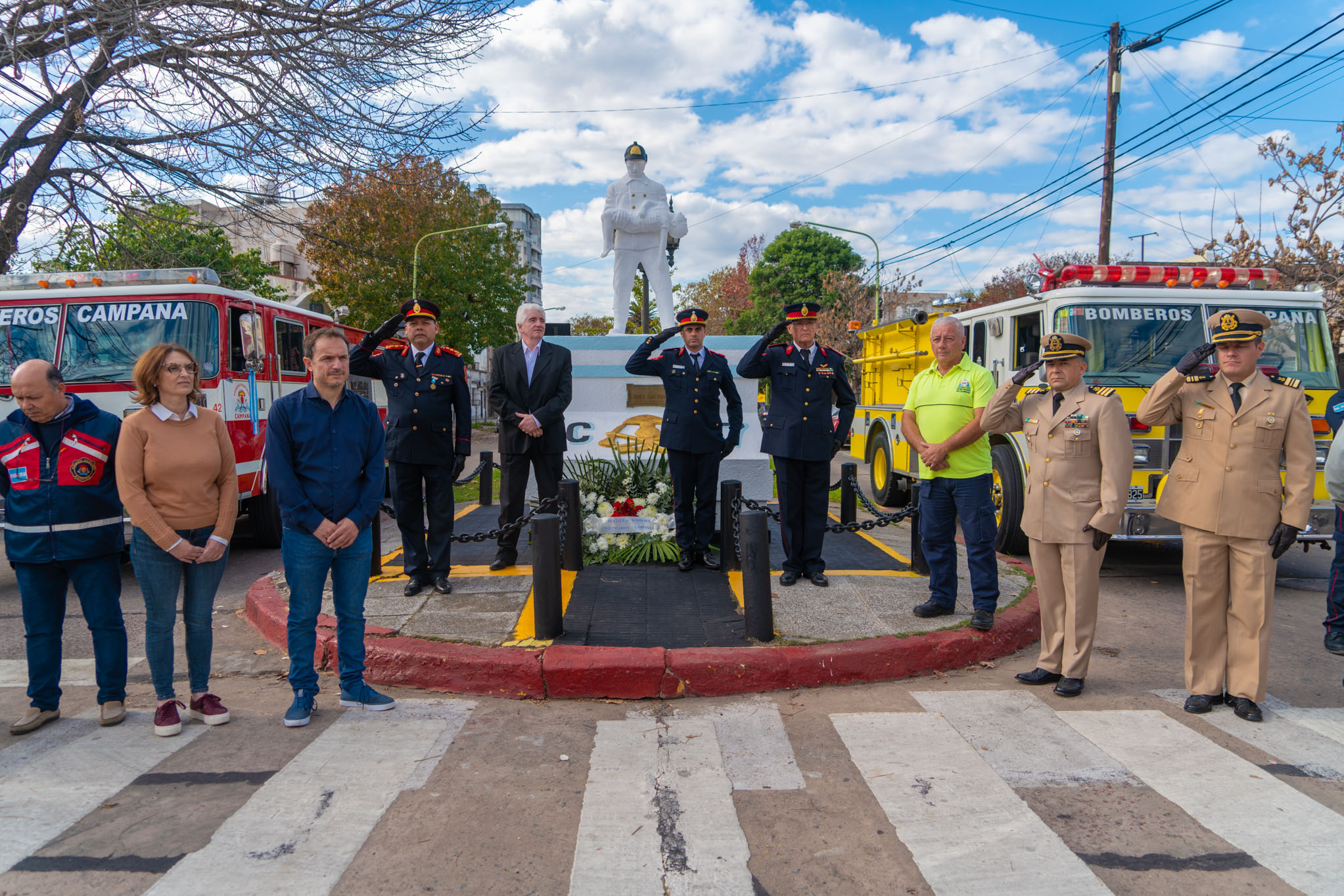 Cuerpo de Bomberos voluntarios de Campana colocando ofrenda floral frente al monumento erigido en la ciudad sobre Mitre y Colón