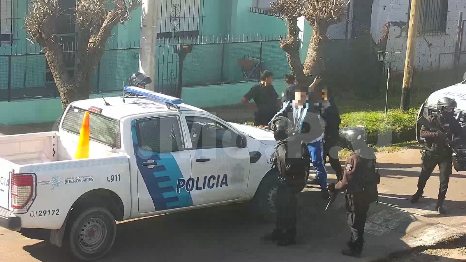 Policía arrestando al sospechoso tomado desde una cámara de seguridad