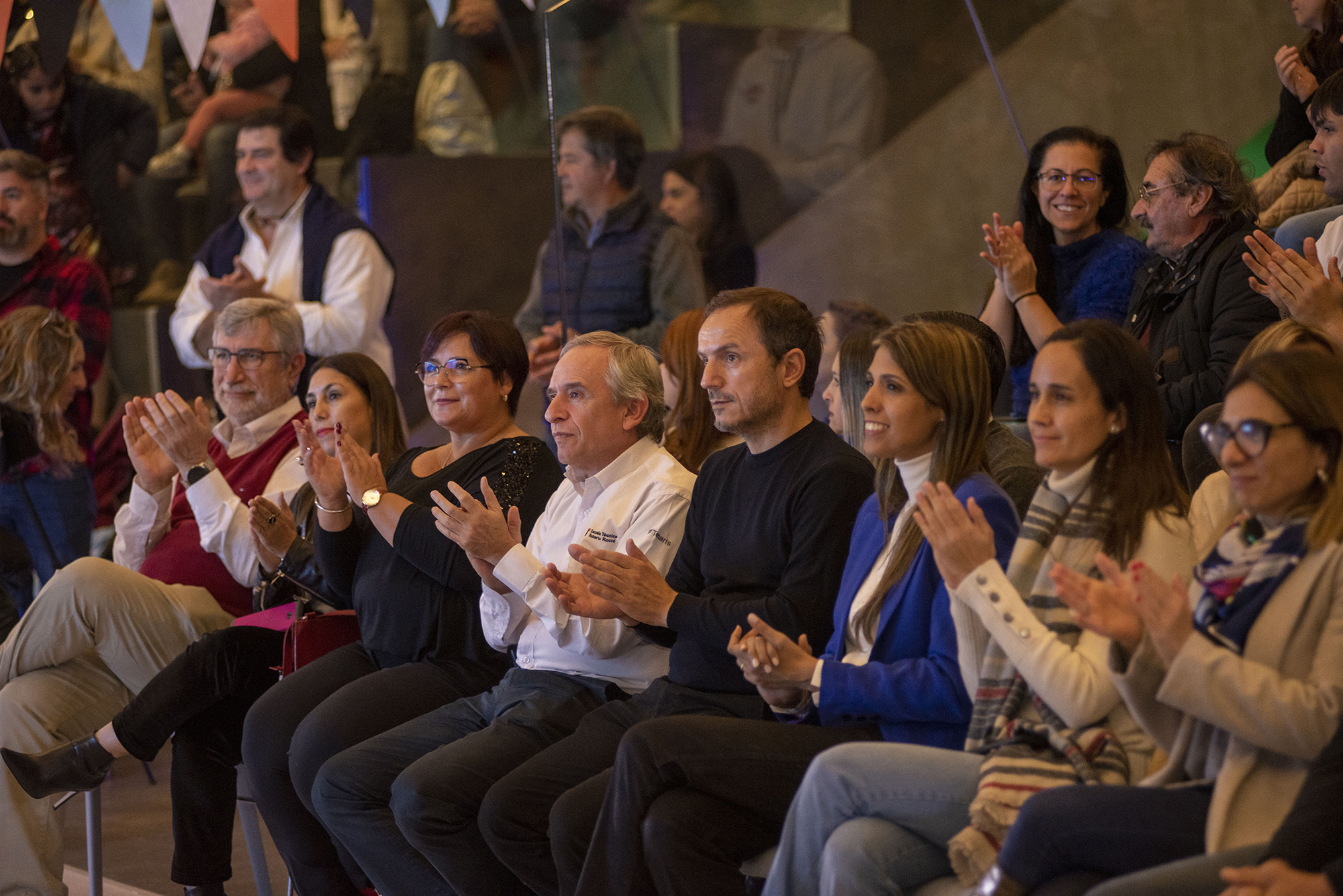 Abella y su comitiva sentados aplaudiendo durante la celebración