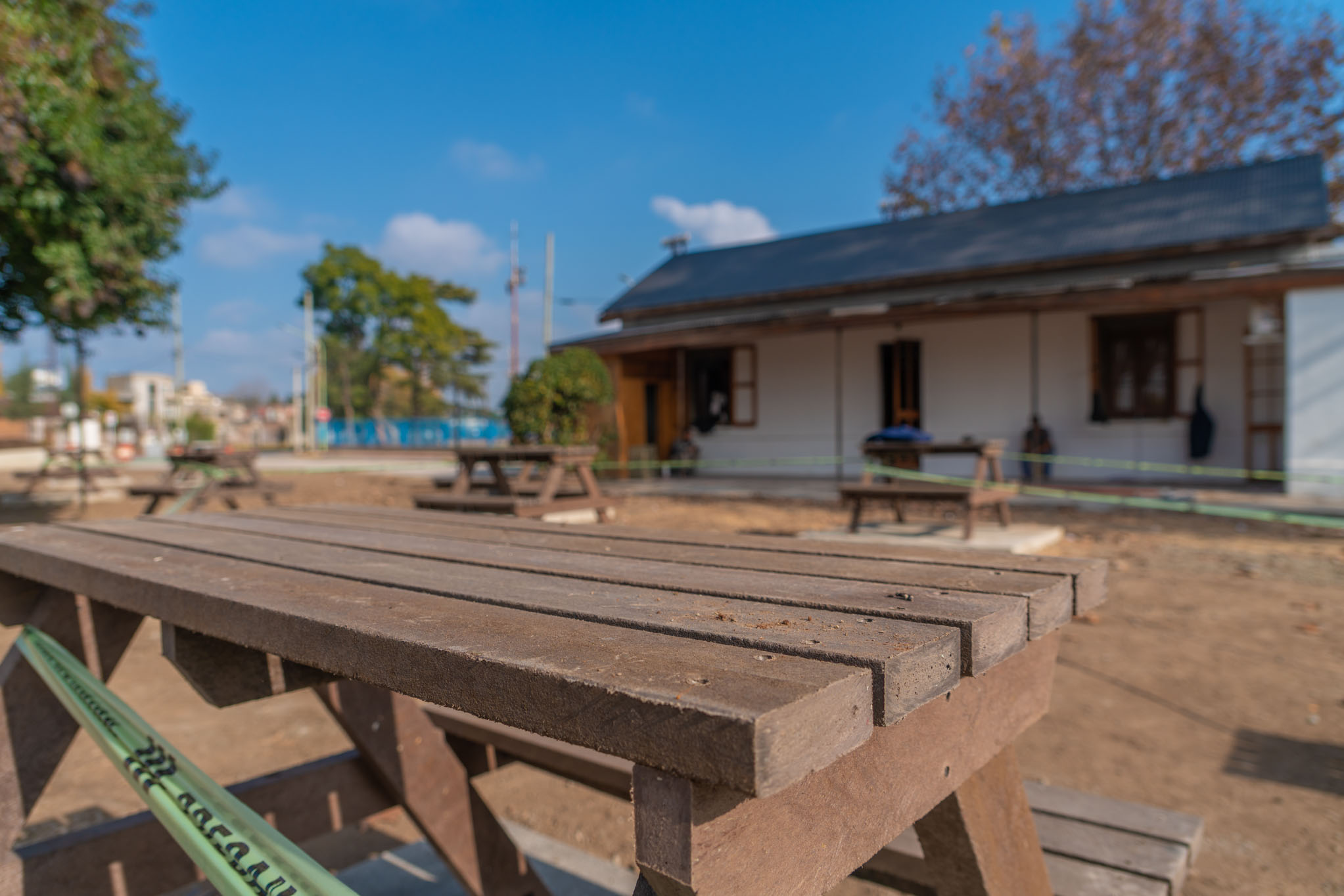 bancos de madera en la costanera