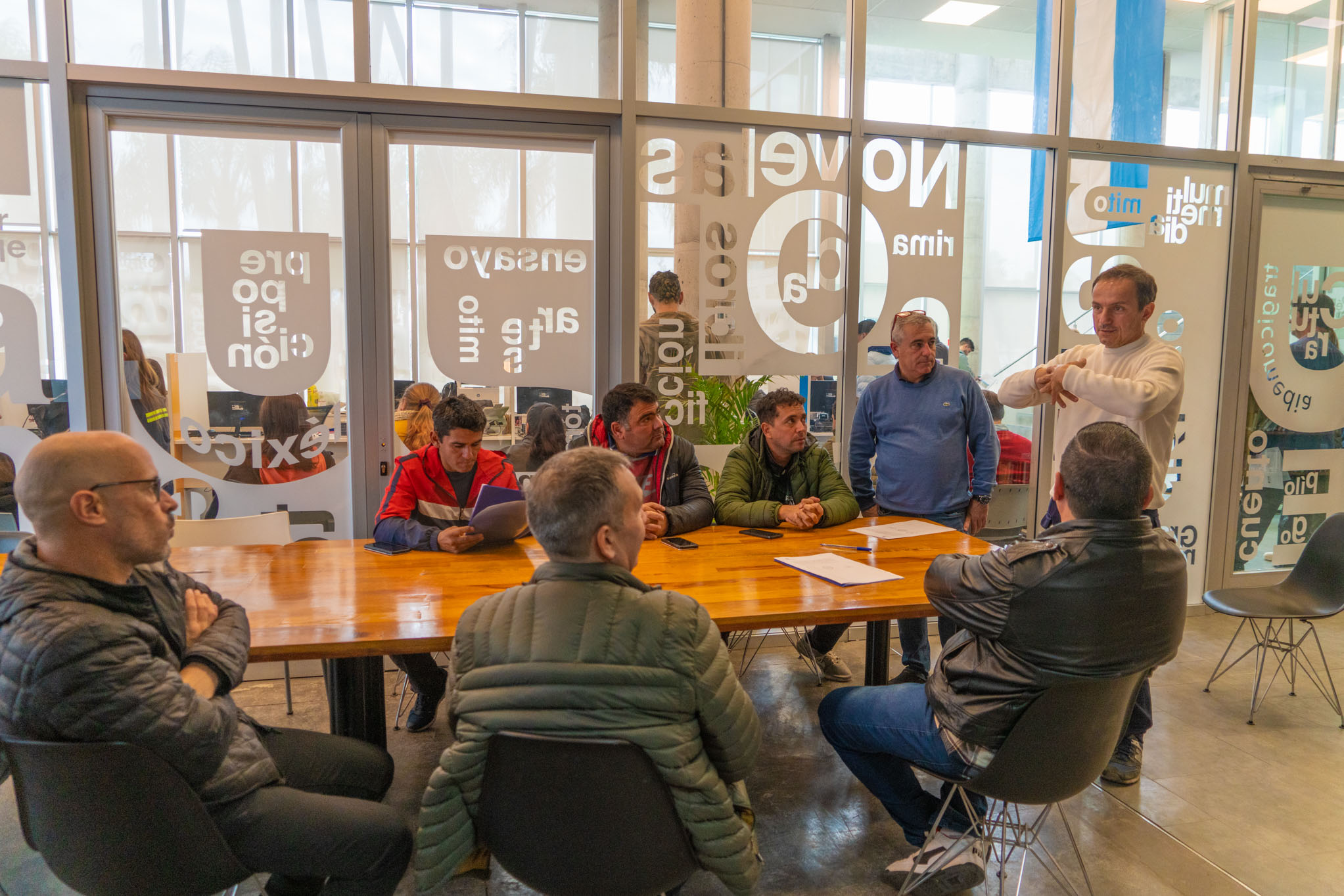 reunión en la biblioteca municipal con las 3 asociaciones