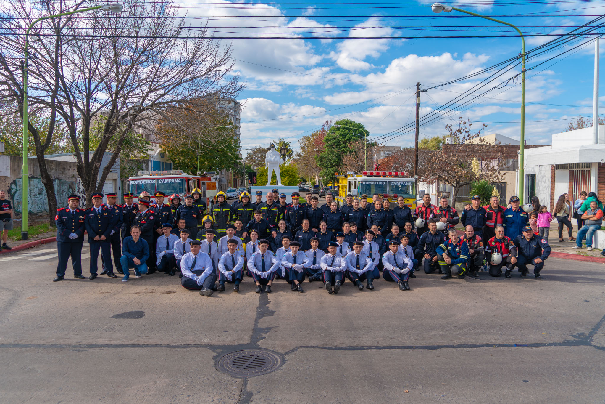 Cuerpo de Bomberos voluntarios de Campana posando frente al monumento erigido en la ciudad sobre Mitre y Colón