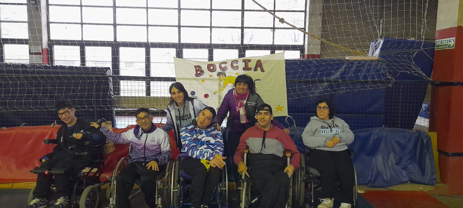 Atletas de la Escuela Municipal de Boccia junto a sus profesores