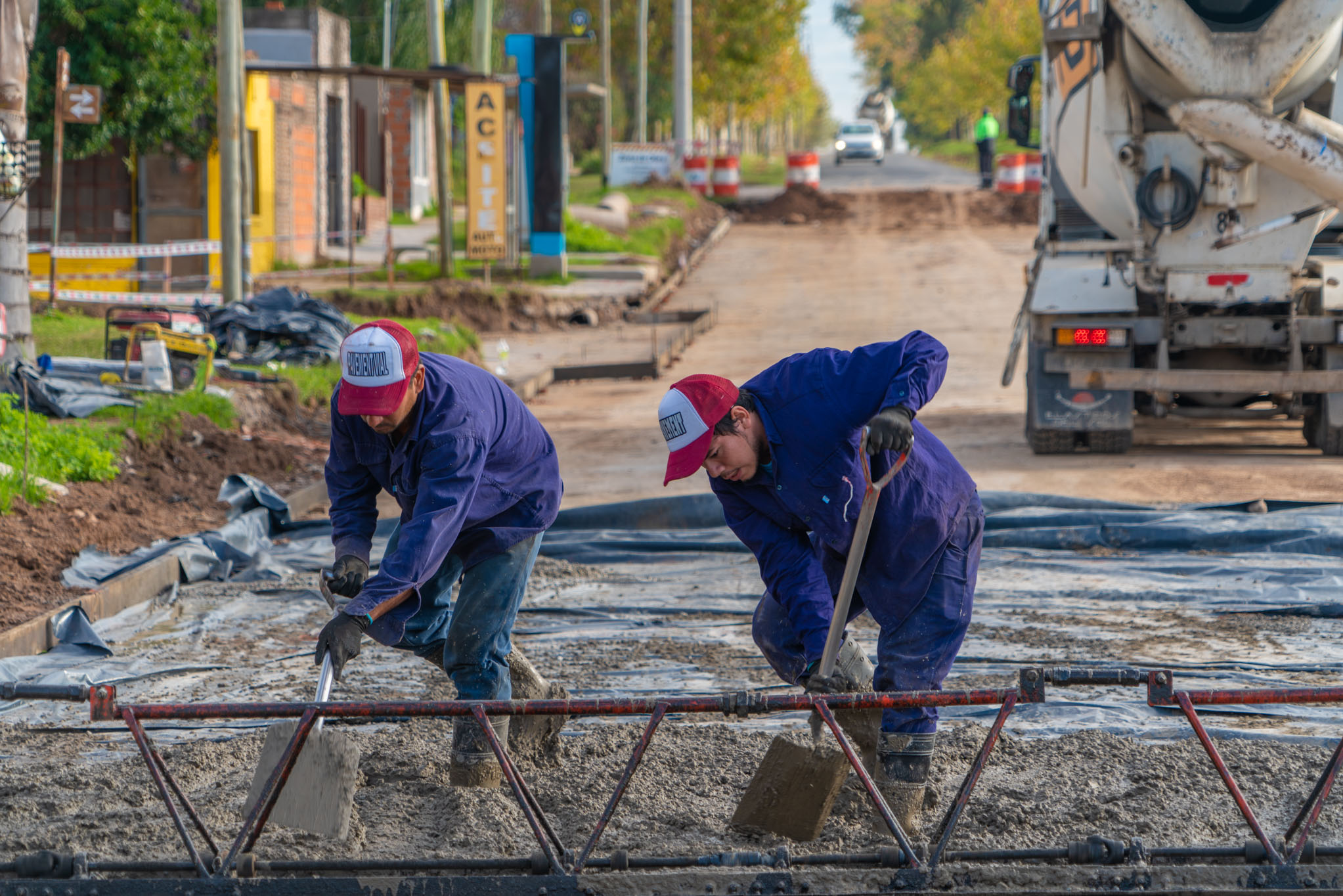 más obreros trabajando el nuevo asfalto