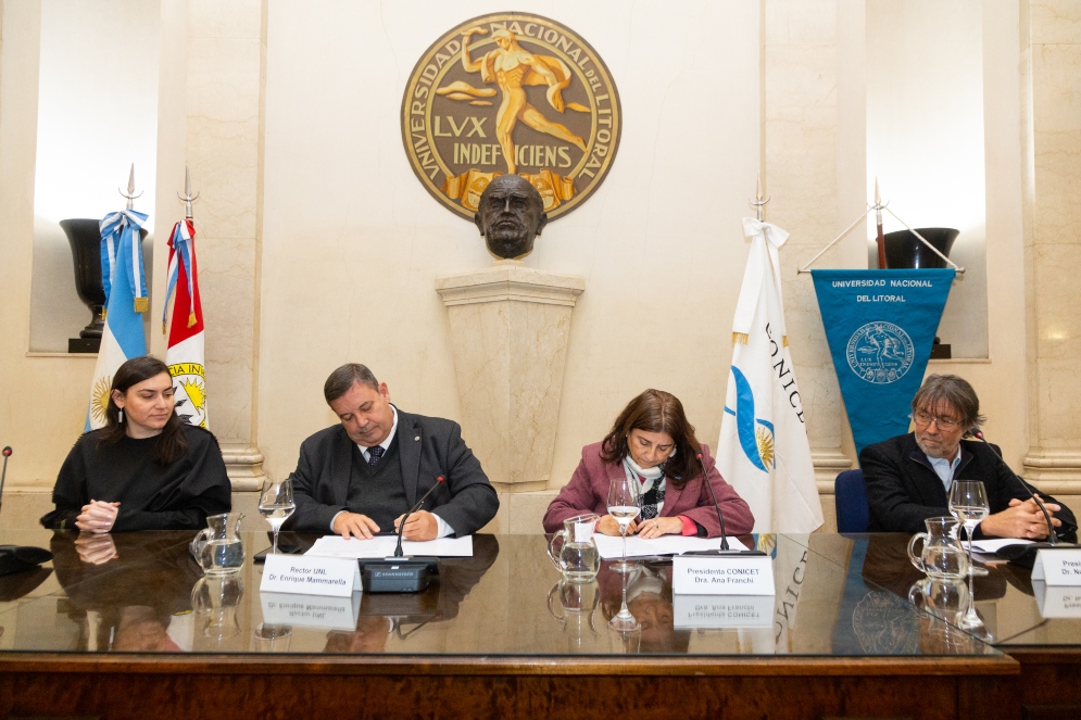 Políticos firmando convenios