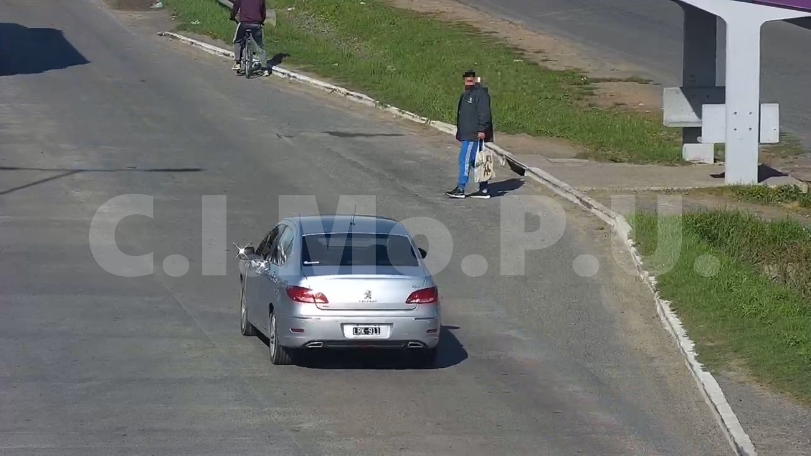 Sospechozo merodeando tomado desde una cámara de seguridad