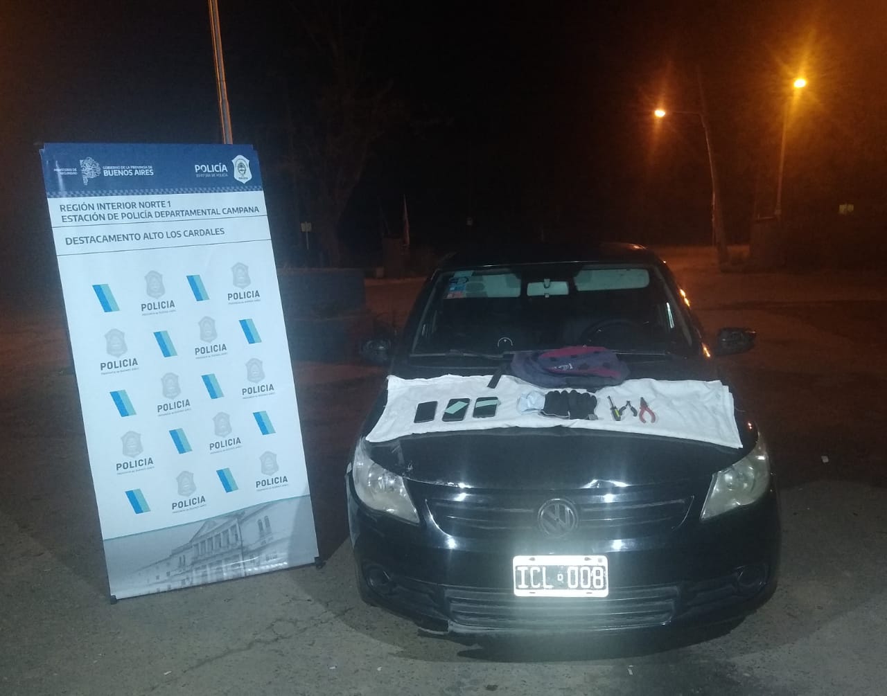 Automóvil en el que se movilizaban secuestro al costado de la Ruta 4