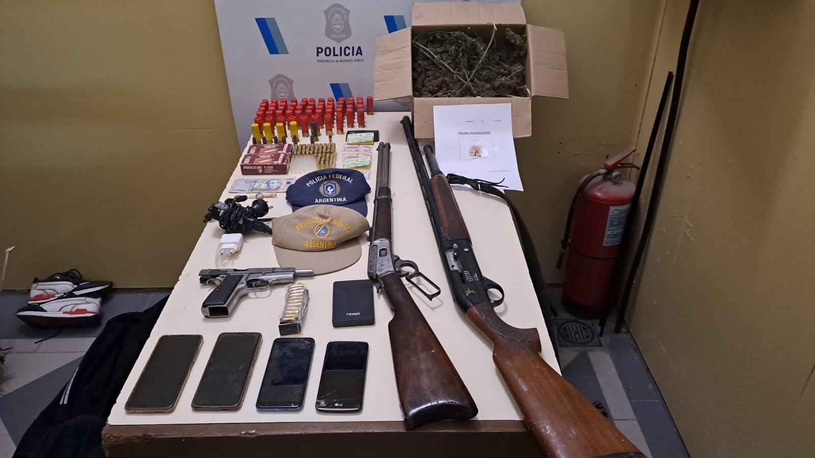 Armas, municiones, vestimenta de la policía Bonaerense y Prefectura Naval Argentina, entre otros elementos secuestrados