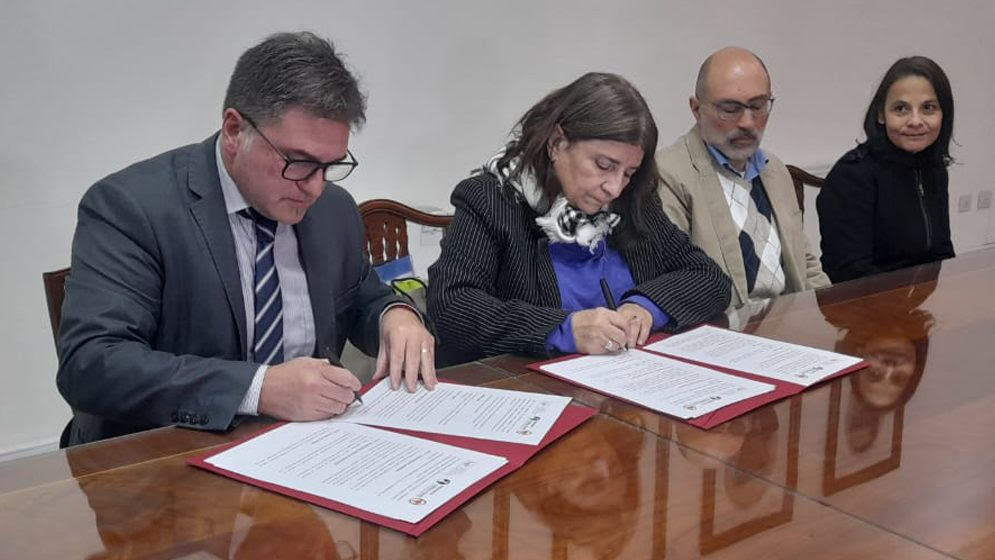 Políticos firmando el acuerdo