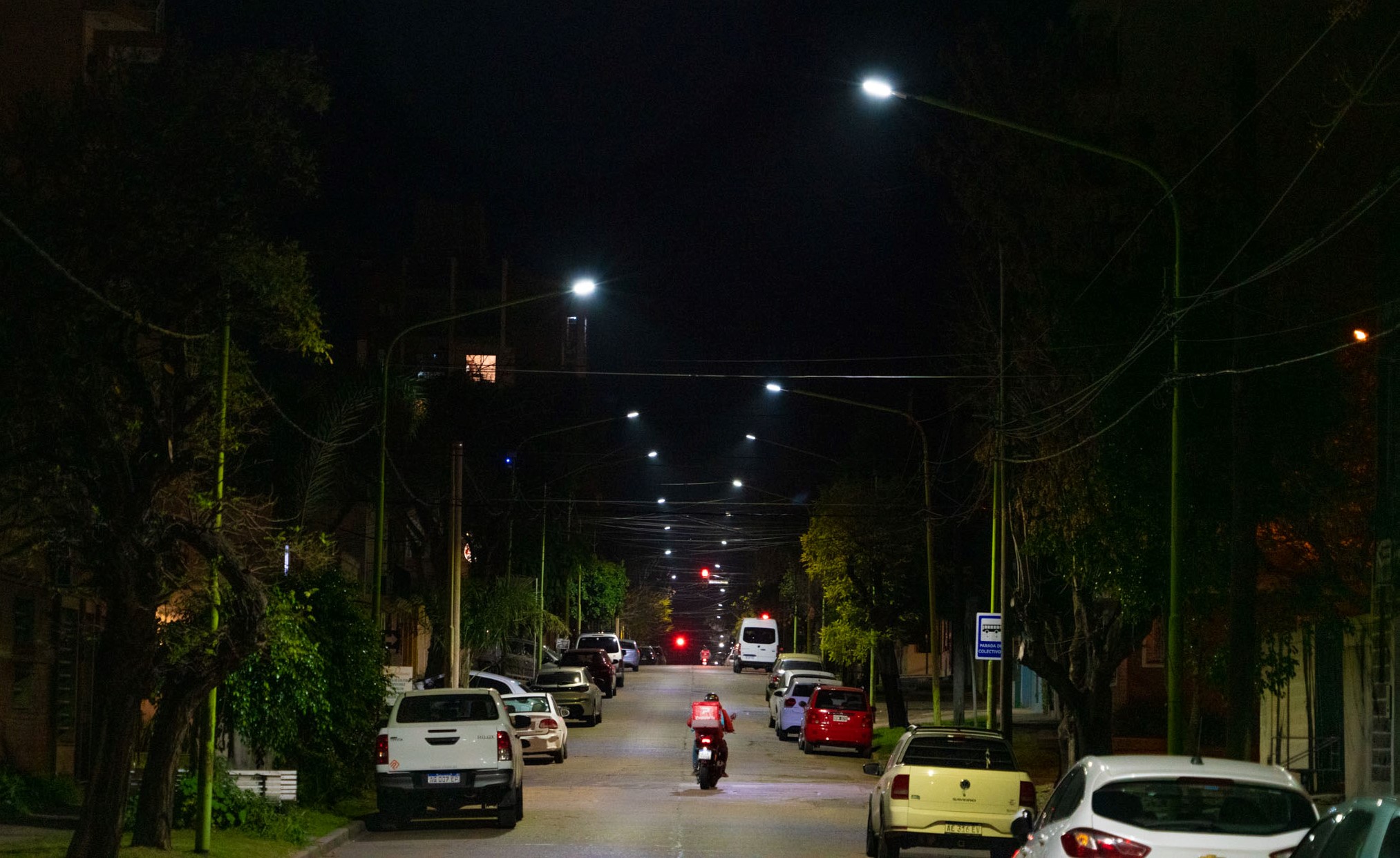 Foto nocturna de la calle con nueva iluminación