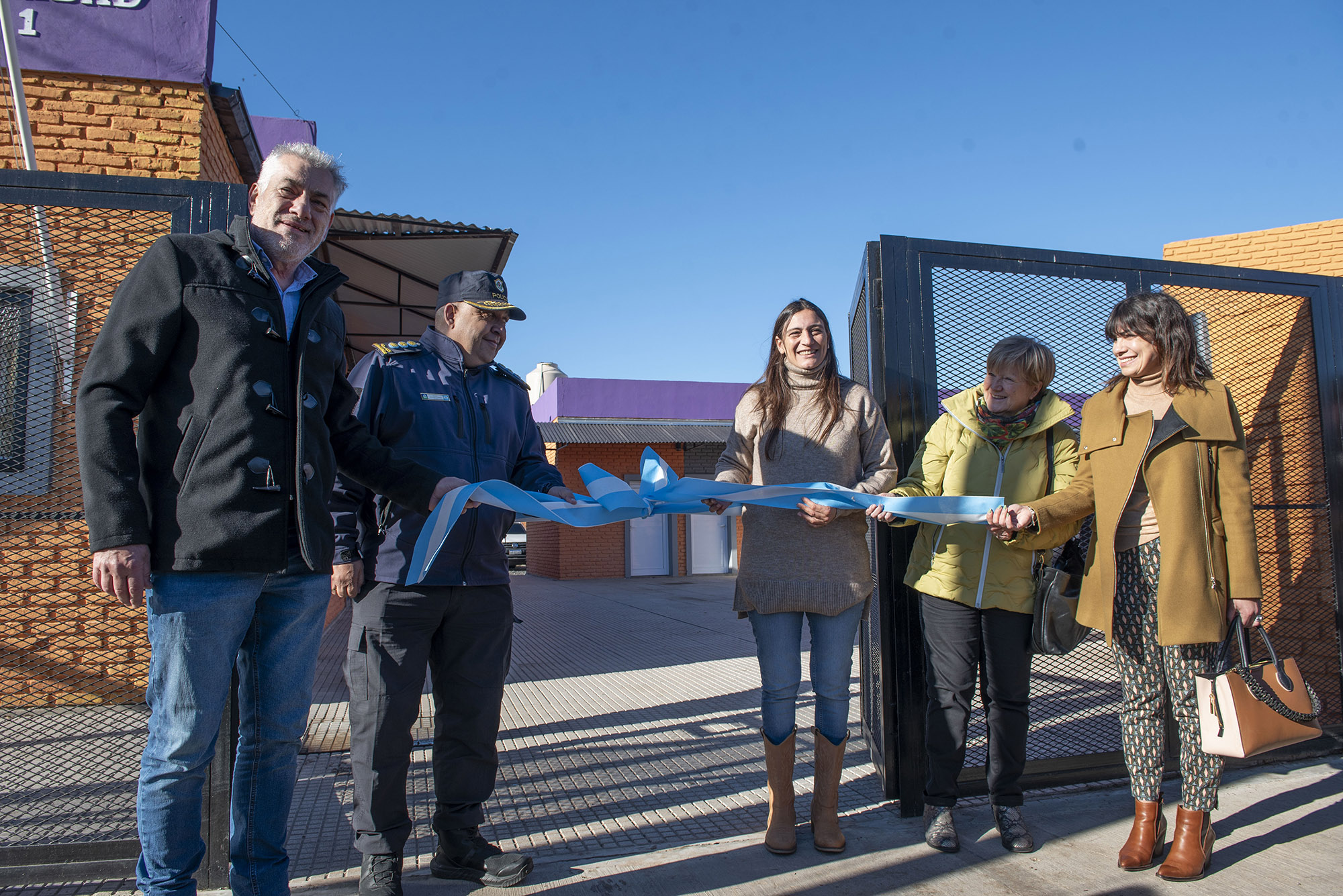 Elisa Abella y autoridades sosteniendo una cinta, simbolizando el corte inaugural